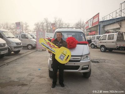 淄博松龄交车活动现场,用户留影纪念